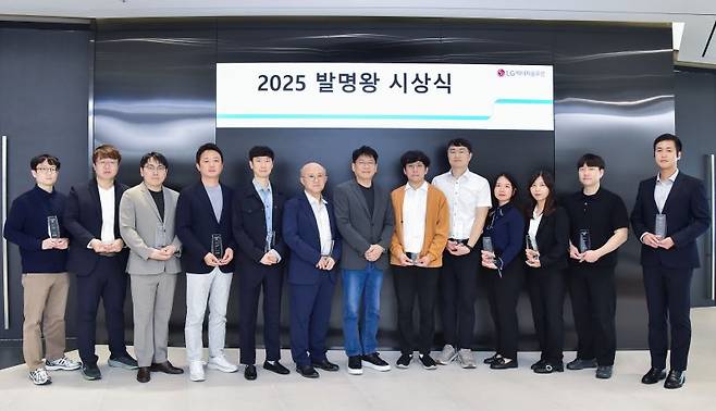 강성욱 LG에너지솔루션 팀장(왼쪽 여섯 번째)이 서울 여의도 파크원 본사에서 열린 '2025 발명왕·출원왕' 시상식에서 금상을 수상한 뒤 기념사진을 촬영하고 있다. LG에너지솔루션 제