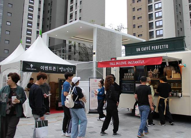 HS화성이 지난 16일부터 18일까지 3일간 경기도 평택시 장당동에 위치한 평택석정공원 화성파크드림에서 입주 예정자들을 위한 '내 집 방문 행사'를 성황리에 개최했다. HS 화성 제공