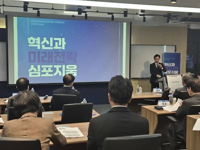 19일 KAIST 도곡캠퍼스에서 열린 ‘2025 혁신과 미래전략 심포지엄’에서 오태석 한국과학기술기획평가원(KISTEP) 원장이 발언하고 있다. 사진=연지안 기자
