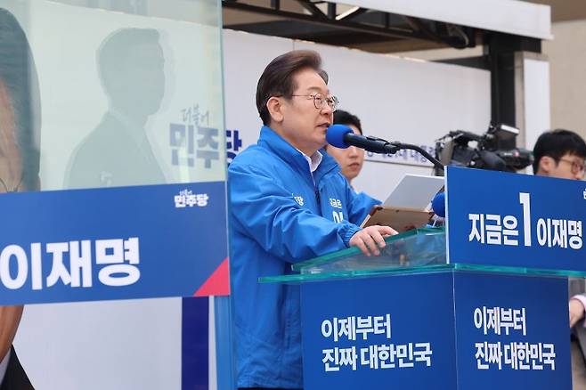 이재명 더불어민주당 대통령 후보가 19일 서울 용산역 광장에서 열린 집중유세에서 방탄유리가 설치된 유세차 위에서 유권자들을 향해 지지를 호소하고 있다. (공동취재) 2025.5.19/뉴스1 ⓒ News1 안은나 기자 /사진=뉴스1