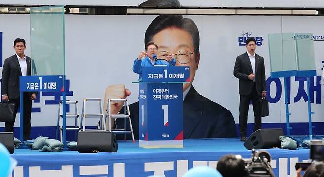 더불어민주당 이재명 대선 후보가 19일 서울 용산역 광장에서 열린 집중유세에 참석, 방탄유리가 설치된 유세차량에서 유권자들의 지지를 호소하고 있다. 사진=서동일 기자