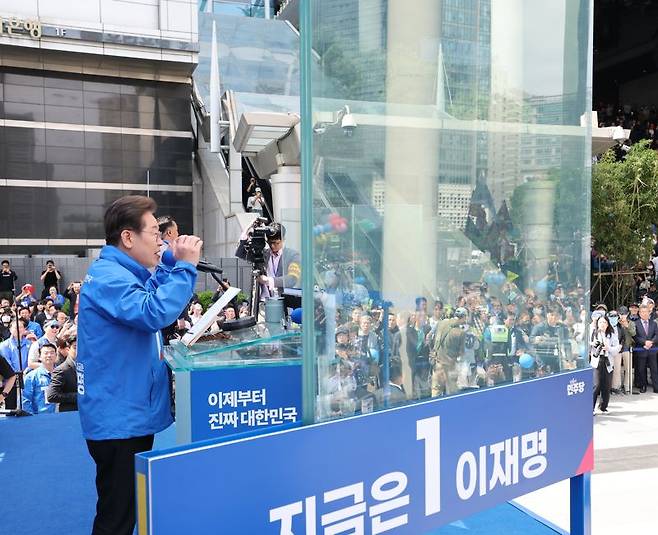 이재명 더불어민주당 대선 후보가 19일 서울 용산역광장에서 유세를 하는 동안 연설대 앞에 방탄 유리가 설치돼 있다. 사진=서동일 기자