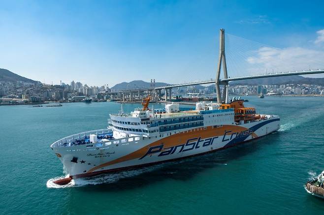 운항중인 팬스타 미라클호 팬스타그룹 제공