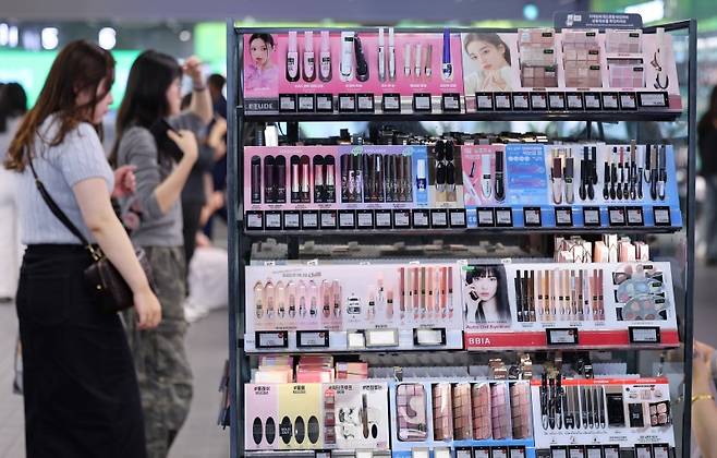 중소벤처기업부는 2025년 중소기업 수출바우처 3차 지원사업에 참여할 중소기업을 모집한다고 19일 밝혔다. 사진은 기사와 직접 관련이 없으며 서울의&nbsp;한 뷰티 매장에서&nbsp;외국인&nbsp;관광객들이 화장품을 둘러보고 있는 모습.(ⓒ뉴스1, 무단 전재-재배포 금지)