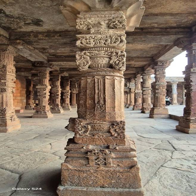 꾸틉 미나르 유적군. 사진 원철 스님