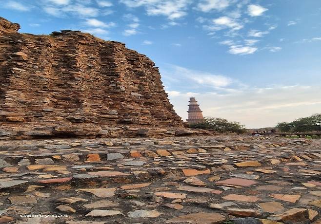 꾸틉 미나르 유적군. 사진 원철 스님
