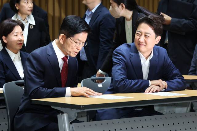 김문수 국민의힘 대통령 후보와 이준석 개혁신당 후보가 19일 오전 서울 중구 서울시청에서 열린 ‘약자와 동행하는 서울 토론회’에 참석해 있다. 공동취재사진