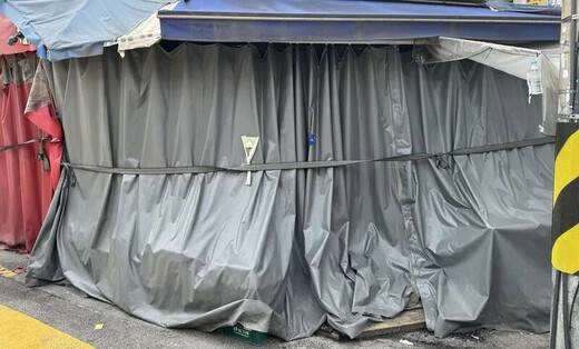 김성진(32)이 흉기 난동을 벌인 서울 강북구 미아동의 한 마트 앞에 피해자를 추모하는 흰색 꽃이 꽂혀 있다. 박찬희 기자