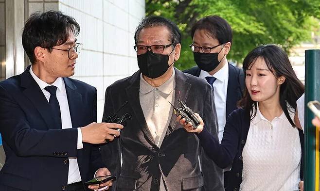 청탁금지법 위반 혐의를 받는 ‘건진법사’ 전성배씨가 12일 자신의 불법 정치자금 수수 혐의 2차 공판이 열린 서울남부지법에 출석하고 있다. 공동취재사진