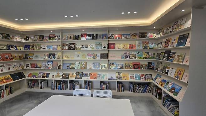 슬로우 미러클 영어 그림책 박물관 내부 전경. 슬로우 미러클 영어 그림책 박물관 제공