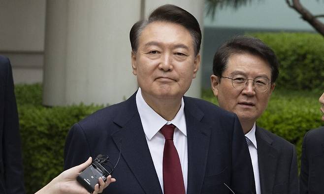 윤석열 전 대통령이 19일 서울 서초구 서울중앙지방법원에서 열린 내란 우두머리 혐의, 직권남용 권리행사방해 혐의 사건 4차 공판의 오전 재판 종료 뒤 점심 식사를 위해 나서며 취재진의 질문을 받고 있다. 사진공동취재단