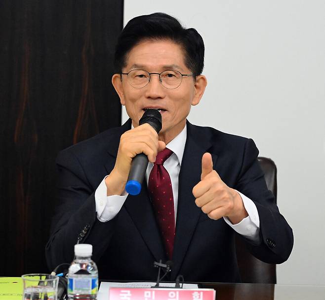 김문수 국민의힘 대선 후보가 19일 서울 중구 부영 태평빌딩에서 열린 대한노인회 간담회에서 인사말을 하고 있다. 공동취재사진