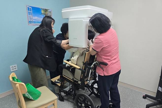 장애인 진료를 전문으로 하는 아름다운치과는 휠체어를 탄 채 시티(CT)를 찍을 수 있도록 했고, 시티 찍을 때 장애인이 집중할 수 있게 벽에 멋진 풍경을 담은 그림도 붙였다. 아름다운치과 제공