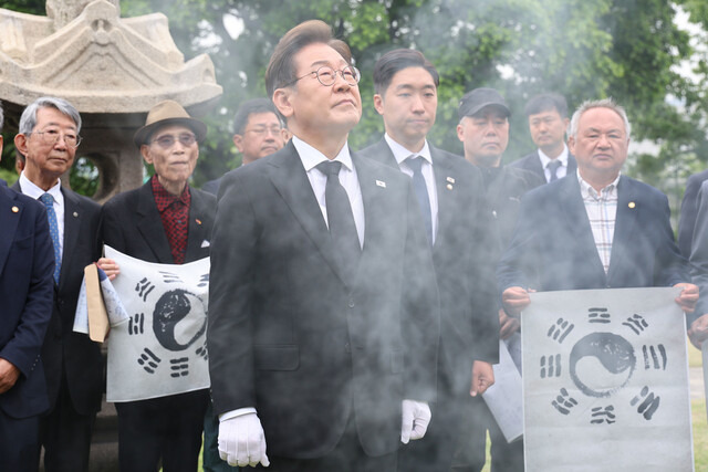 이재명 더불어민주당 대통령 후보가 19일 서울 용산구 백범 김구 묘역을 참배하고 있다. 공동취재사진