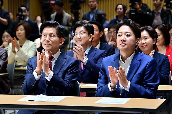 김문수 국민의힘 대선 후보와 이준석 개혁신당 대선 후보가 19일 오전 서울시청에서 열린 약자와 동행하는 서울 토론회에 참석하고 있다. 공동취재사진