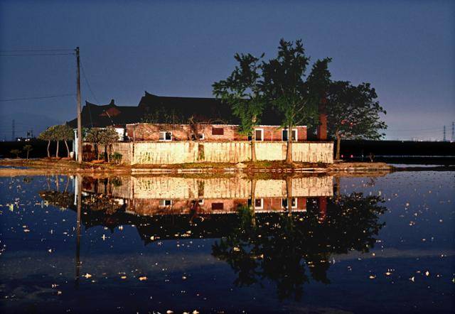 충남 당진시 우강면의 모내기철은 논마다 물이 가득 차면 주변 집들이 물에 비쳐 마치 수면 위에 떠 있는 듯한 신비로운 모습을 연출한다.