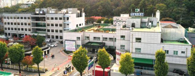 영월의료원 전경. 17개 진료과, 188개 병상을 갖춘 영월의료원은 영월, 평창, 정선을 아우르는 유일한 종합병원이다. 영월의료원 제공