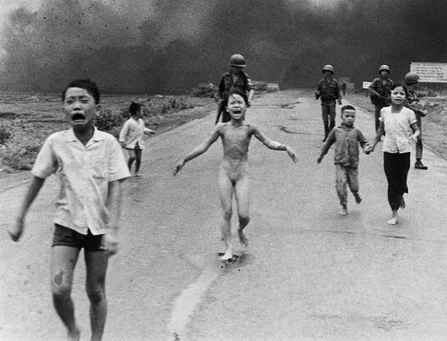 1972년 6월 8일 베트남 남부 짱방 마을에 미군이 네이팜탄을 투하하자 당시 9세였던 판 티 킴 푹(앞줄 왼쪽 두 번째)이 알몸으로 울부짖으며 도망치고 있다. 촬영자로 알려진 AP통신 사진기자 닉 우트는 이 사진으로 이듬해 퓰리처상을 받았다. AP 연합뉴스 자료사진