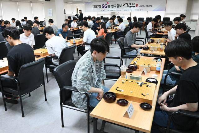 지난해 7월 서울 성동구 한국기원에서 ‘제47기 SG배 한국일보 명인전’ 개막전 대국이 진행되고 있다. ‘제47기 명인전’엔 한국기원 소속 프로기사 253명이 출전, 치열한 각축전을 펼쳤다. 박시몬 기자