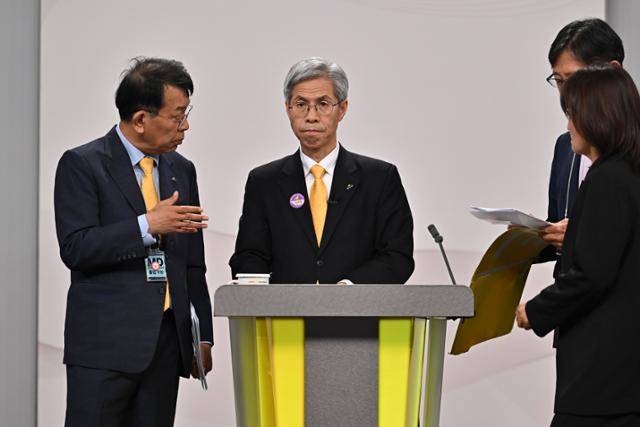 권영국(왼쪽 두 번째) 민주노동당 대선 후보가 18일 서울 마포구 SBS프리즘타워에서 열린 중앙선거방송토론위원회 주관 제21대 대통령선거 후보자 토론회 시작에 앞서 준비하고 있다. 뉴시스