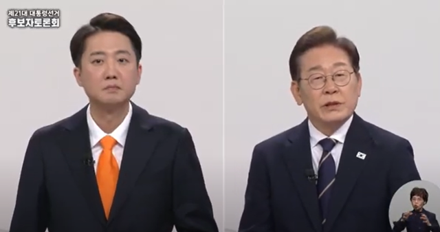 18일 서울 마포구 상암동 SBS 프리즘센터 스튜디오에서 열린 제21대 대선 1차 후보자 토론회에 참석한 이준석(왼쪽) 개혁신당 후보와 이재명 더불어민주당 후보. 중앙선거관리위원회 유튜브 채널 캡처