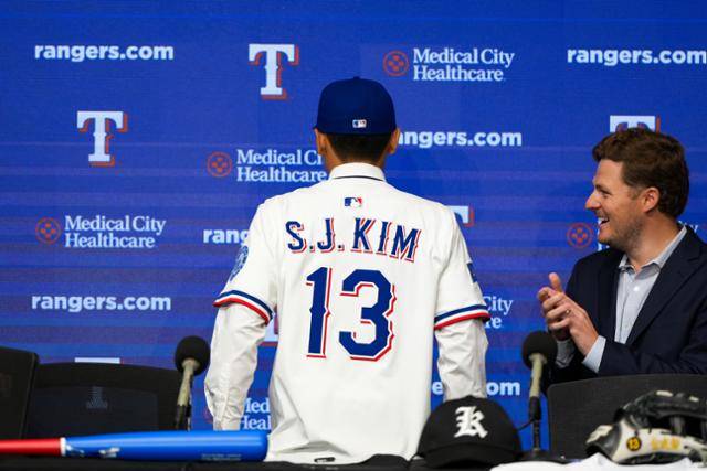 등번호 13을 단 김성준이 포즈를 취하고 있다. 리코스포츠에이전시 제공