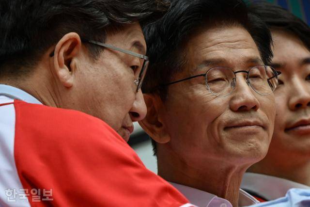 청년 정책 공약 발표를 위해 19일 서울 중구 청계광장을 찾은 김문수(가운데) 국민의힘 대선 후보가 권성동(왼쪽) 공동선대위원장과 대화하고 있다. 하상윤 기자