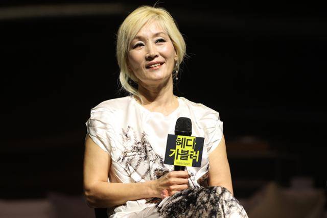 배우 이혜영이 19일 서울 중구 국립극단 명동예술극장에서 열린 연극 '헤다 가블러'기자간담회에서 질문을 듣고 있다. 연합뉴스