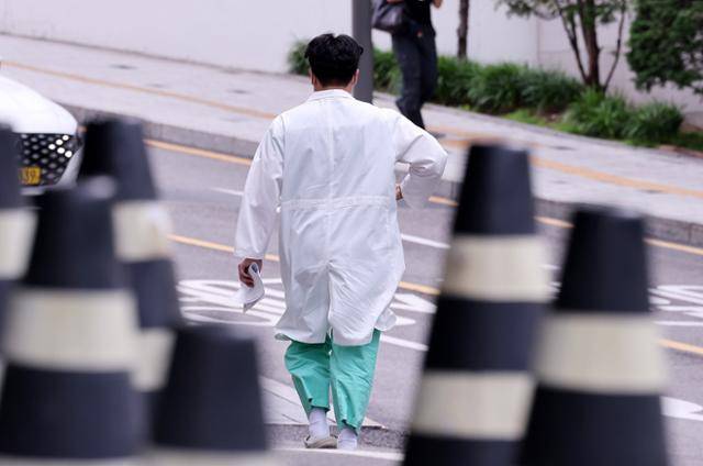 정부가 사직 전공의 대상으로 이달 중 전공의 추가 모집을 실시하기로 한 19일 서울 시내 한 대학병원에서 의료진이 이동하고 있다. 뉴스1