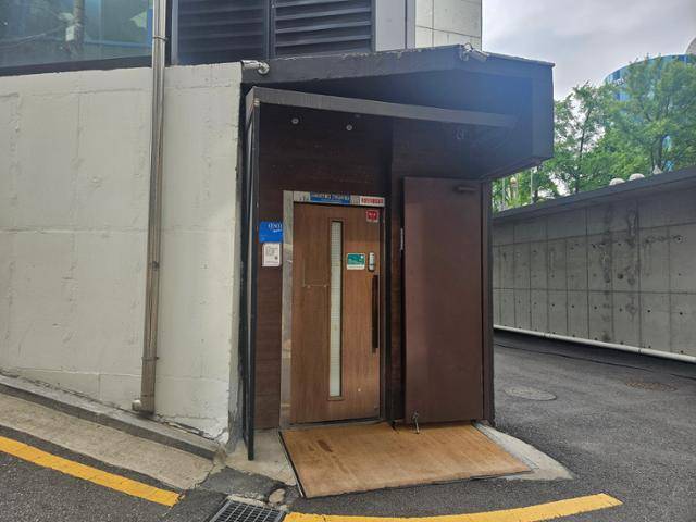 더불어민주당이 지귀연 서울중앙지법 부장판사가 술 접대를 받았다고 의혹을 제기한 서울 강남구 청담동의 업소. 영업이 중단된 채 문이 굳게 닫혀 있다. 전유진 기자