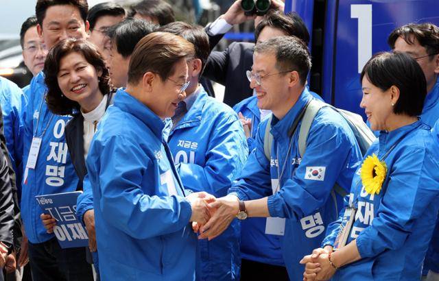 이재명 더불어민주당 대선 후보가 19일 서울 용산역광장에서 열린 집중유세에 참석하며 김상욱 의원과 악수하고 있다. 고영권 기자