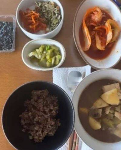 엄정화가 흑미밥, 김, 당근 라페, 된장찌개로 구성된 건강 식단을 공개했다./사진=엄정화 인스타그램 캡처