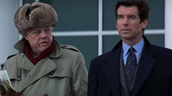 ‘007 시리즈’ 영화에 다수 출연했던 미국 배우 조 돈 베이커(왼쪽)가 89세를 일기로 별세했다. 사진 속 영화는 007 골든아이(1995)./사진=EON 프로덕션