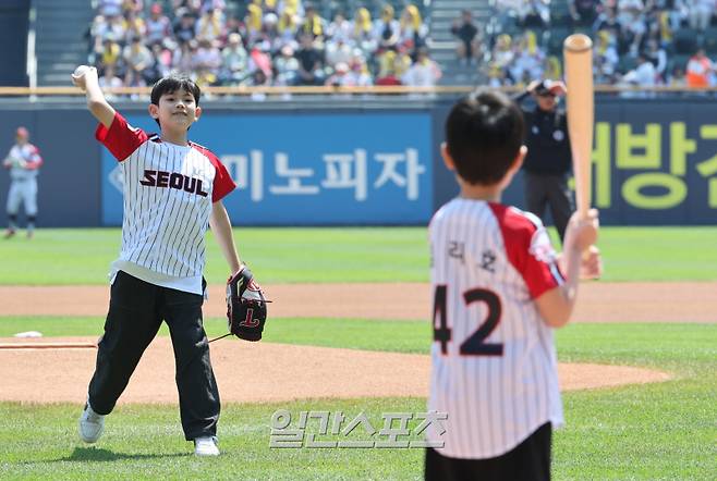 18일 오후 잠실야구장에서 열린 2025 프로야구 KT와 LG 경기. LG 투수 김진성의 자녀 김민찬이 시구를 김리호가 시타를 하고있다. 잠실=정시종 기자 capa@edaily.co.kr /2025.05.18.