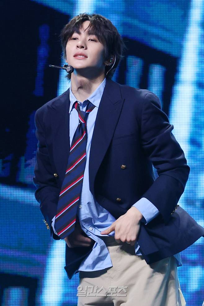 그룹 라이즈 앤톤이 19일 오전 서울 용산구 블루스퀘어에서 열린 정규 1집 '오디세이(ODYSSEY)' 발매 기념 쇼케이스에 참석해 타이틀곡 무대를 선보이고 있다. 타이틀 곡 '플라이 업(Fly Up)'은 1950년대 로큰롤(Rock and Roll) 스타일을 연상시키는 댄스곡으로, 에너제틱한 리듬과 규모감 있는 콰이어가 조화를 이룬다. 서병수 기자 qudtn@edaily.co.kr /2025.05.19/