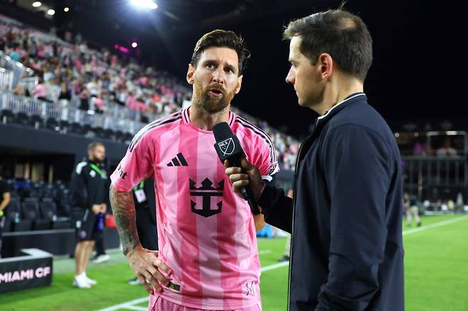 <yonhap photo-3959=""> FORT LAUDERDALE, FLORIDA - MAY 18: Lionel Messi #10 of Inter Miami CF speaks in the post-match interview after the MLS match between Inter Miami CF and Orlando City at Chase Stadium on May 18, 2025 in Fort Lauderdale, Florida. Megan Briggs/Getty Images/AFP (Photo by Megan Briggs / GETTY IMAGES NORTH AMERICA / Getty Images via AFP)/2025-05-19 10:54:18/ <저작권자 ⓒ 1980-2025 ㈜연합뉴스. 무단 전재 재배포 금지, AI 학습 및 활용 금지></yonhap>