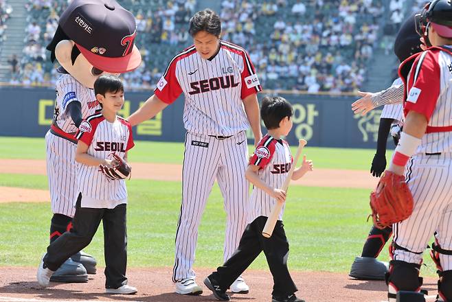 18일 오후 잠실야구장에서 열린 2025 프로야구 KT와 LG 경기. LG 투수 김진성의 자녀 김민찬이 시구를 김리호가 시타를 하고 있다. 잠실=정시종 기자 capa@edaily.co.kr /2025.05.18.