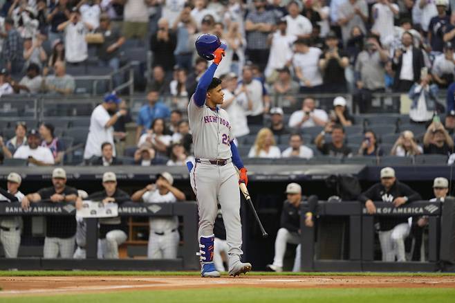 <yonhap photo-3271="">소토가 지난 17일(한국시간) 메츠 이적 후 첫 양키 스타디움 나들이에서 팬들에게 인사하고 있다. AP=연합뉴스</yonhap>