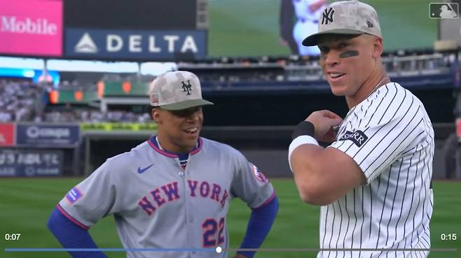 소토와 저지가 양키 스타디움에서 만나 반갑게 인사하고 있다. MLB닷컴 캡처&nbsp;