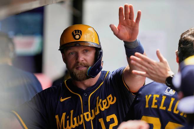 <yonhap photo-2162="">밀워키 브루어스의 핵심 타자인 리스 호스킨스. [AP=연합뉴스]</yonhap>