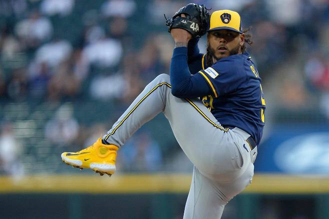 <yonhap photo-3188="">2018년부터 밀워키 마운드를 지키고 있는 프레디 페랄타. 페랄타는 올 시즌에도 2점대 평균자책점을 유지라며 순항 중이다. [AFP=연합뉴스]</yonhap>