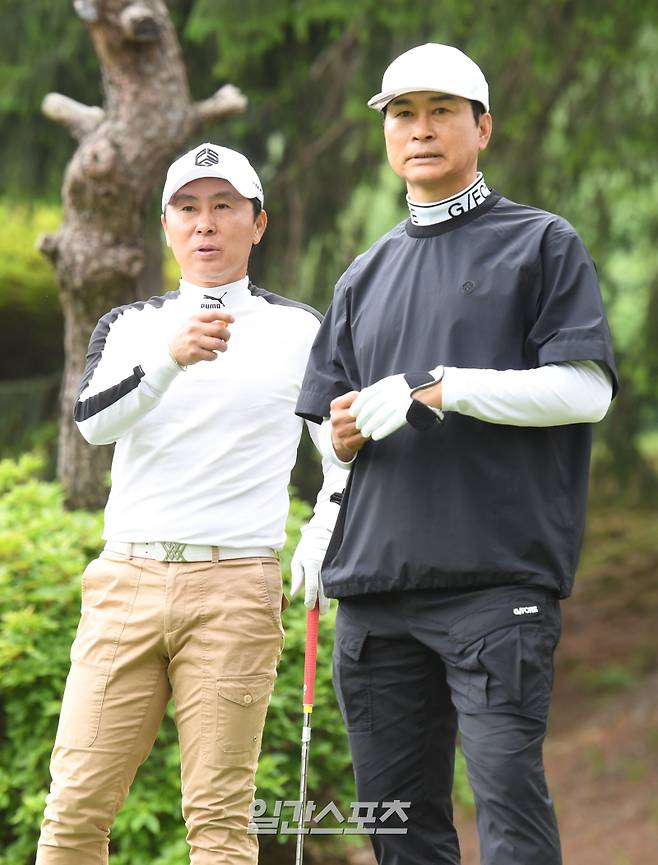 대한축구협회, 한국프로축구연맹, 울산 HD, 포항스틸러스가 주최하고 일간스포츠, 스포츠서울, 스포츠조선, 스포츠경향, 스포츠동아, 세계비즈앤스포츠월드 등 스포츠전문 미디어 6개사가 후원하는 ‘2025년 축구인 골프대회’가 19일 경기도 용인 코리아CC에서 열렸다. 김기동 감독과 김도훈 감독이 티샷하기전 얘기 나누고 있다. 용인=정시종 기자 capa@edaily.co.kr /2025.05.19.