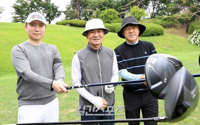 대한축구협회, 한국프로축구연맹, 울산 HD, 포항스틸러스가 주최하고 일간스포츠, 스포츠서울, 스포츠조선, 스포츠경향, 스포츠동아, 세계비즈앤스포츠월드 등 스포츠전문 미디어 6개사가 후원하는 ‘2025년 축구인 골프대회’가 19일 경기도 용인 코리아CC에서 열렸다. 유승민 대한체육회장 정몽규 대한축구협회장 신태용 축구협회 부회장이 티샷하기전 선전을 다짐하고 있다. 용인=정시종 기자 capa@edaily.co.kr /2025.05.19.
