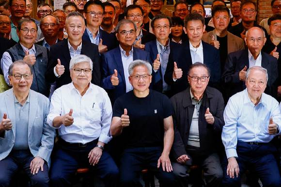 엔비디아의 CEO 젠슨 황이 지난 17일 대만 타이베이의 한 레스토랑 밖에서 단체 사진 촬영을 위해 포즈를 취하고 있다. [사진=연합뉴스-로이터]