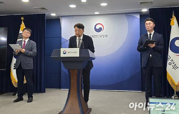 19일 오전 정부서울청사에서 최우혁 과학기술정보통신부 정보보호네트워크정책관 겸 SK텔레콤 침해사고 민관합동조사단 단장(가운데)이 SK텔레콤 침해사고 2차 조사 결과에 대해 발표하고 있다. 사진은 왼쪽부터 이동근 한국인터넷진흥원(KISA) 디지털위협대응본부장 겸 민관합동조사 부단장, 최우혁 단장, 류제명 과기정통부 네트워크정책실장. [사진=안세준 기자]