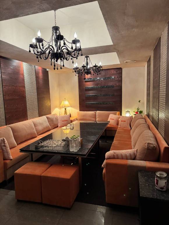 더불어민주당이 19일 윤석열 전 대통령 내란 혐의 재판을 담당하는 지귀연 서울중앙지법 부장판사의 소위 '룸살롱 접대 의혹' 관련 사진 3장을 공개했다. 이날 공개된 사진은 지 부장판사가 찍힌 사진과 함께 이와 동일한 인테리어를 하고 있는 업소 사진이 제시됐다. [사진=더불어민주당]