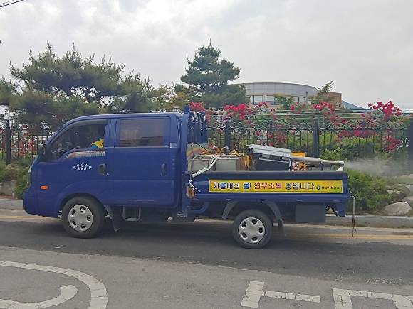 하절기 연무소독 작업을 펴고 있다. [사진=남원시 ]