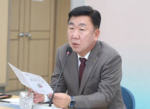 이범석 청주시장이 19일 시청 임시청사에서 주간업무보고를 주재하고 있다. [사진=청주시]