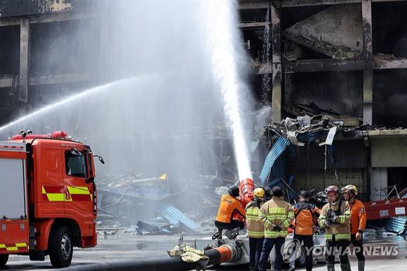 금호타이어 광주공장 화재 발생 이틀째인 18일 소방대원들이 물줄기를 쏘며 진화 작업을 벌이고 있다. [사진=연합뉴스]