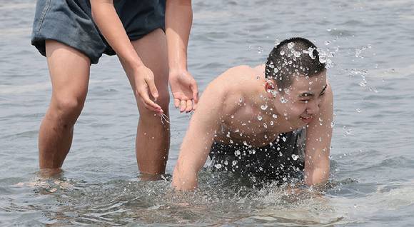 초여름의 날씨로 낮 최고기온이 20∼29도를 보인 13일 서울 영등포구 여의도물빛광장에서 현장체험학습을 마친 중학생들이 물놀이를 하며 더위를 식히고 있다.  [사진=연합뉴스]